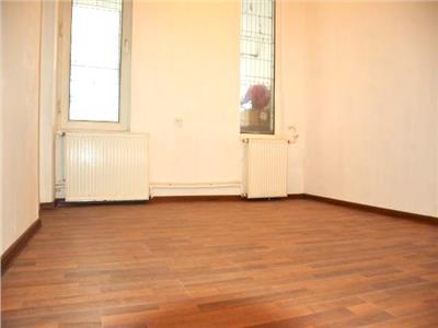 Ocazie! Apartament 2 camere, central Voinesti - la 25 km de Targoviste.
